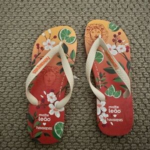 Havaianas Flip Flops-Matte Leão Floral Sandals - Red and Orange